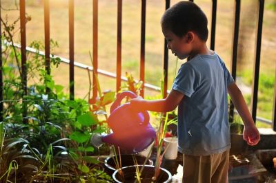 Nachhaltige Gartenpraktiken - 11 Gartenarbeit Kinder