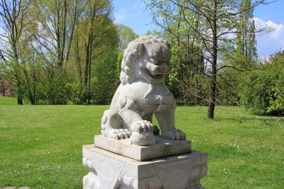 Gartenskulptur und Stein Löwe im Garten