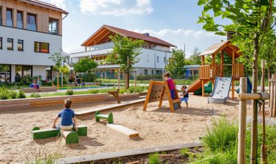 kindergarten außenbereich kinder spielen sicher